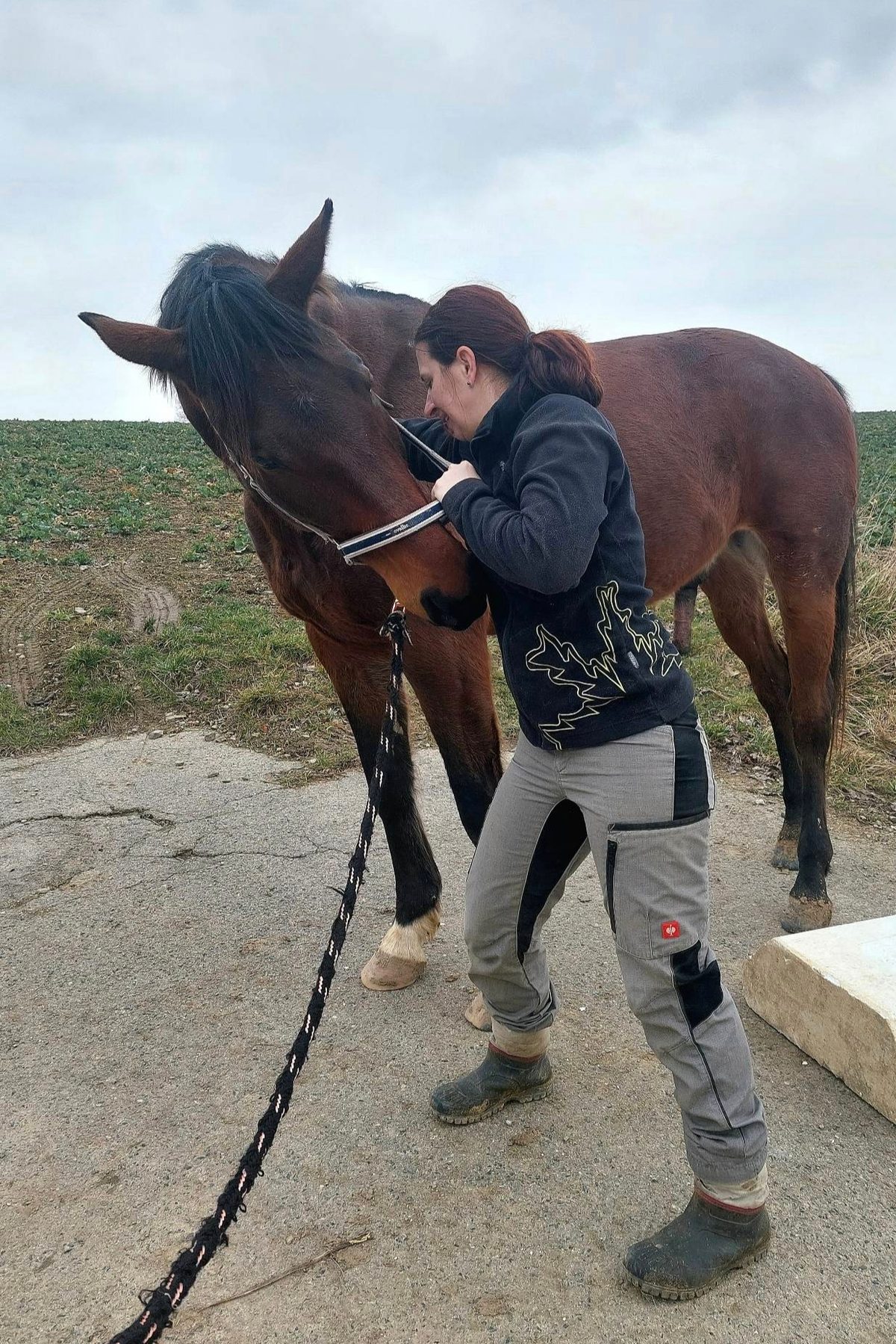 Martina Kašpaříková ošetřuje koně v terénu